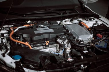 Araba benzini motoru. Araba motoru parçası. Motorun yakın plan görüntüsü. Yeni bir arabada motor tamiri