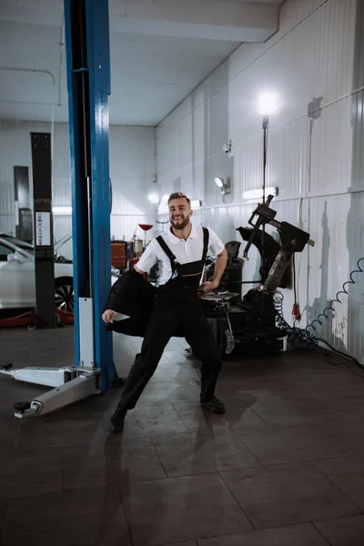 Ελκυστικός μηχανικός άνθρωπος σε ένα σύγχρονο κέντρο παροχής υπηρεσιών χορό αστείο μπροστά από την κάμερα παίρνει ένα διάλειμμα από την εργασία — Φωτογραφία Αρχείου