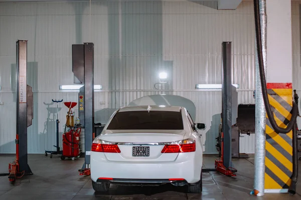 Witte machine is geparkeerd op de parkeerplaats te wachten op verdere prijsbeoordeling bij car service center — Stockfoto