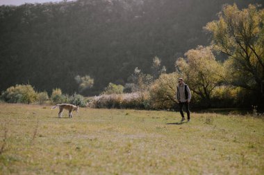 Hayret verici bir gün insanı, köpeğinin yanında koşuyor doğada, harika bir manzara.