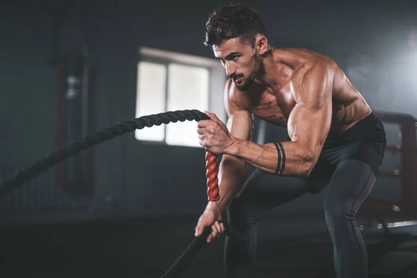 Tirando fotos da frente do atlético em uma aula de cross fit escuro ele começou seus exercícios de treinamento ficar suando — Fotografia de Stock