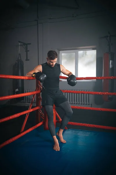 In een boksring atletische man hebben een pauze na een bokstraining, hij zijn brutaal en zeer geconcentreerd — Stockfoto