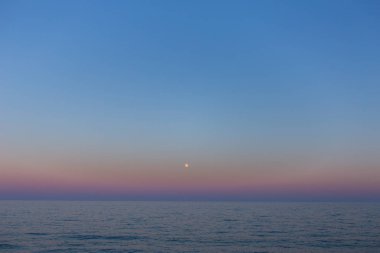 Deniz manzarası çok güzel. Çekici bir gökyüzü ve dolunay gece deniz manzarasında