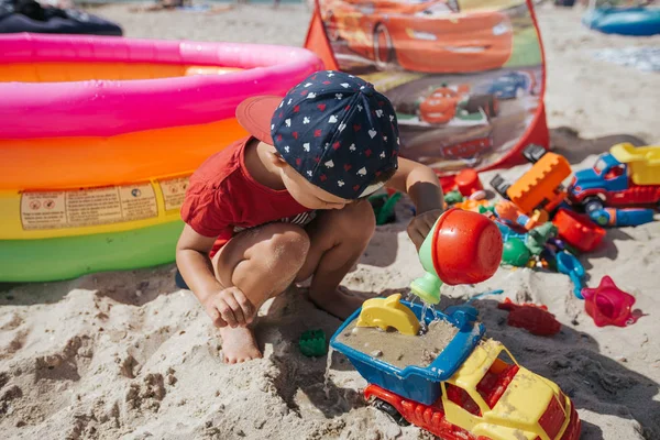 Lindo niño jugando en la playa del mar —  Fotos de Stock