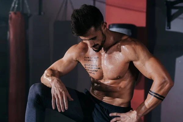 Un tipo carismático en ropa deportiva. Hombre de fitness buscando cansado después de entrenamiento crossfit intenso — Foto de Stock