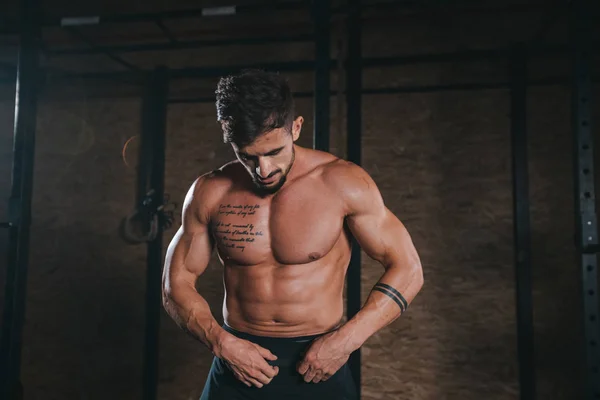 Detalhes de uma mão forte de um cara prepare-se para começar seus exercícios de treino duro em uma aula de condicionamento físico cruzado — Fotografia de Stock