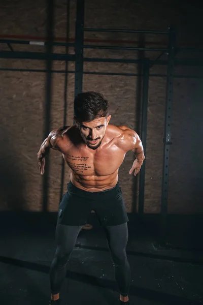 Λεπτομέρειες ενός ισχυρού χεριού ενός άντρα ετοιμαστείτε να ξεκινήσετε τις ασκήσεις σκληρής προπόνησης του σε ένα μάθημα cross fitness — Φωτογραφία Αρχείου