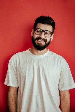 Kırmızı arka planda duran yakışıklı adam kim mutlu?