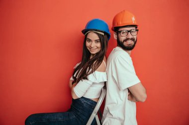 Kırmızı şapkalı erkek ve kadın müteahhitler izole edildi.