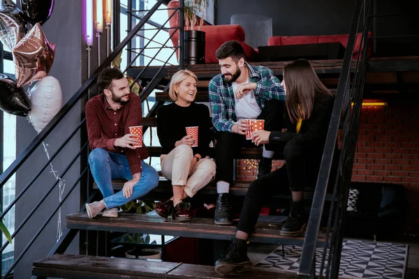 Соціалізувати час на перерві, поки всі працівники зустрічаються один з одним і починають розмовляти під час пиття кави — стокове фото