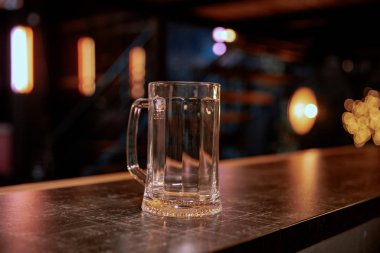 Ahşap masada boş bira şişesi. Boşluğu kopyala