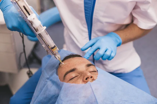 Porträt Arzt arbeitet mit einer neuen Erfindungstechnologie für die Hautpflege Vampire Fazial oder prp zeigen den gesamten Prozess, Mikronadeln Technologie — Stockfoto