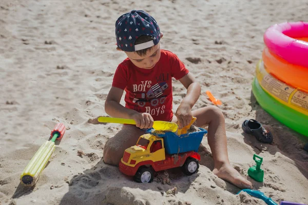 Lindo niño jugando en la playa del mar —  Fotos de Stock