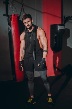 Alıştırma yaptıktan sonra vahşi bir suratı olan karizmatik adamın önünde.