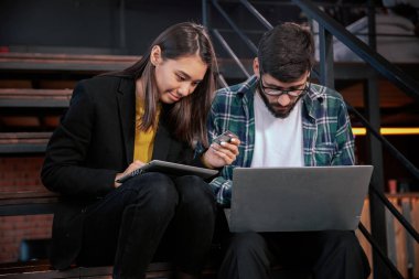 Kredi kartı konseptiyle çevrimiçi alışveriş, dizüstü bilgisayarla kart satın alma, müşterilerin güvenli bilgisayar ödemesi yapması, ve bankacılık hizmeti, ekommerce