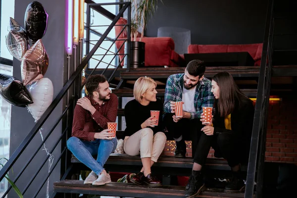 Socializar el tiempo en el descanso mientras todos los trabajadores se reúnen y comienzan a hablar mientras beben café —  Fotos de Stock