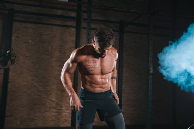 Güçlü bir adamın ayrıntıları vücut geliştirme dersinde sıkı egzersizlere başlamaya hazır olun.