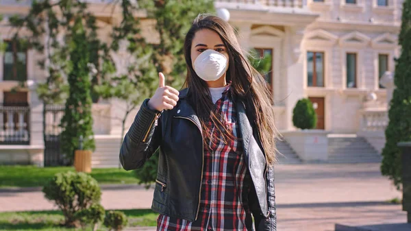 Στη μέση ενός άδειου δρόμου γυναίκα με μια προστατευτική μάσκα προτείνει στους ανθρώπους να φορούν μάσκα για να σταματήσει το περπάτημα στο δρόμο χωρίς την προστατευτική μάσκα, ενώ είναι το Coronavirus — Φωτογραφία Αρχείου