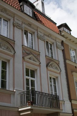 Evin ön cephesinde alçı döşeme var.