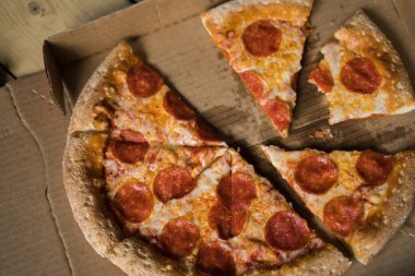 Yemek kutusunda bir dilim pizza.