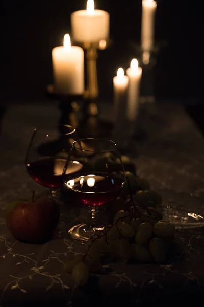 桌上的酒杯和蜡烛 — 图库照片