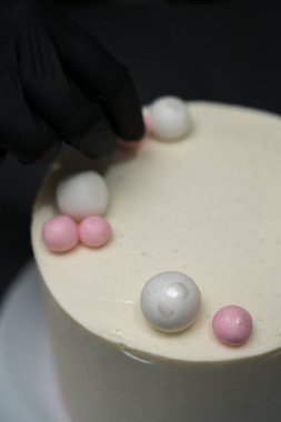 İnci toplarıyla pasta süsleme 