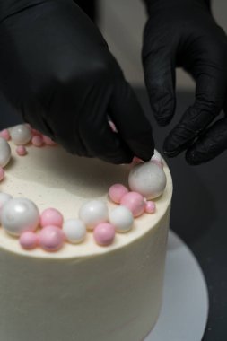 İnci toplarıyla pasta süsleme 