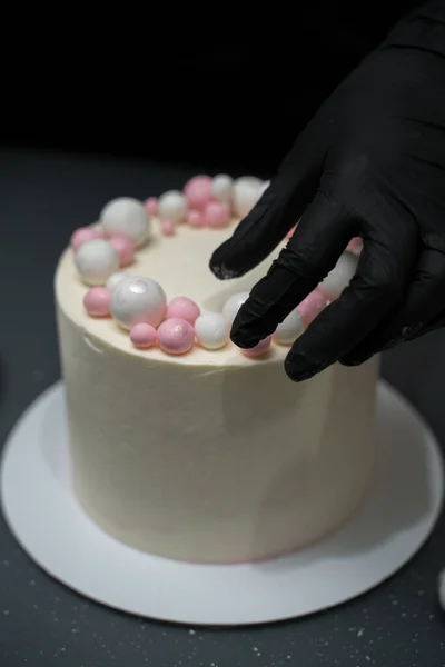 Kuchen Dekorieren Mit Perlenkugeln — Stockfoto