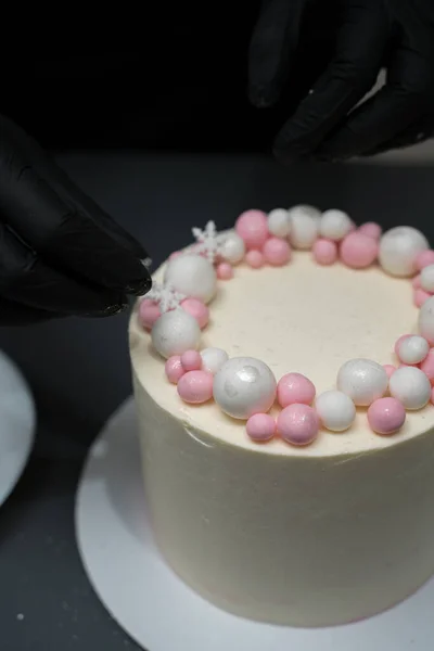 Kuchen Dekorieren Mit Perlenkugeln Und Schneeflocken — Stockfoto
