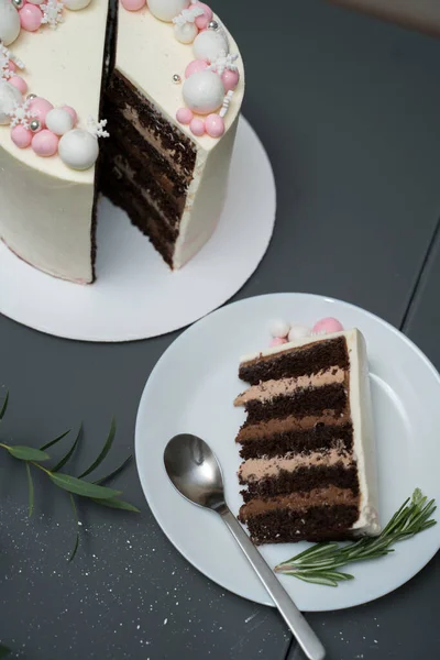 Kuchenstück Auf Einem Teller Mit Einem Löffel — Stockfoto