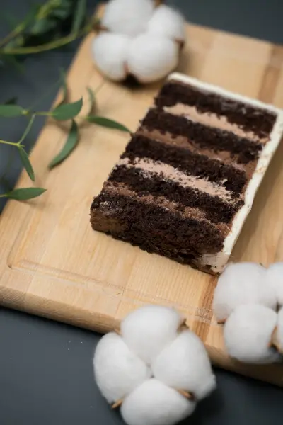 Stück Kuchen Auf Einem Blech Mit Dekoration — Stockfoto