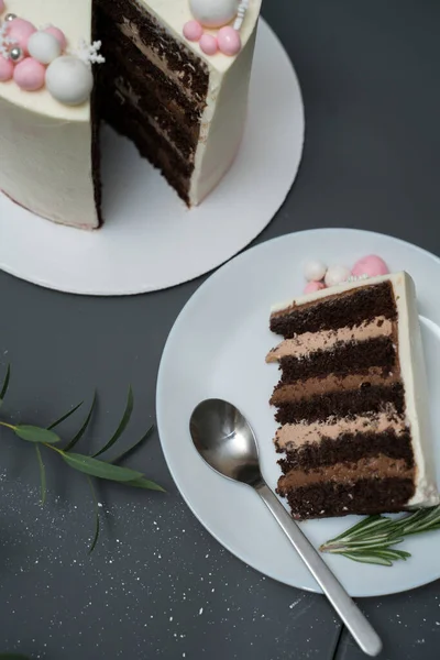 Kuchenstück Auf Einem Teller Mit Einem Löffel — Stockfoto