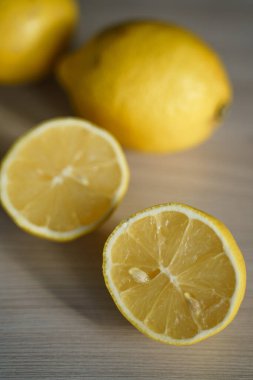 Tahta bir yüzeyde limon dilimleri