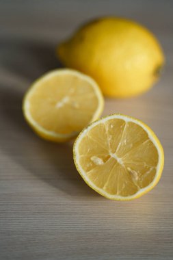 Tahta bir yüzeyde limon dilimleri