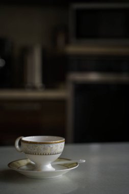 Mutfakta bir fincan kahve ve çay tabağı var.