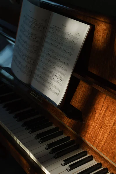 Открытые Ноты Коричневом Пианино — стоковое фото