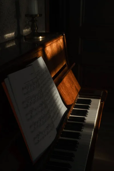 Open Notes Brown Piano — Stock Photo, Image