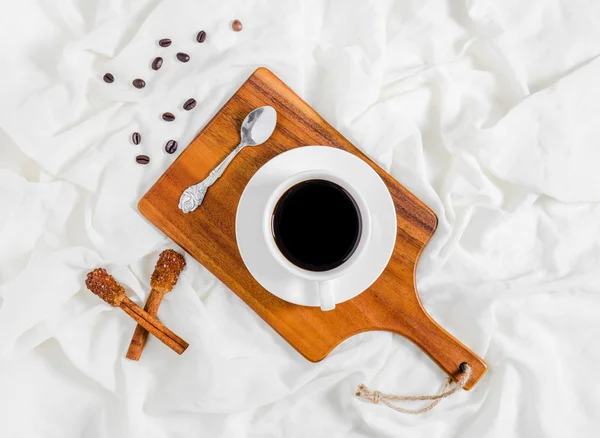 Чашечку кофе в постели — стоковое фото