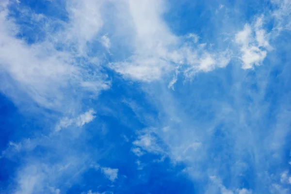 Nubes esponjosas blancas en el cielo azul — Foto de Stock