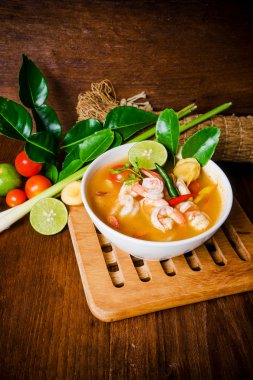 Tom yam kong veya Tom yum çorbası. Tayland gıda.