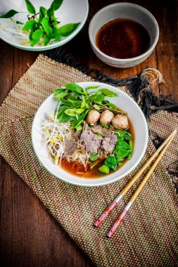 Asya şehriye çorbası ile sığır eti köfte taze sebze ile woo