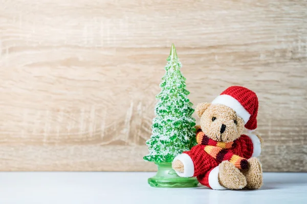 Decoração de Natal Urso de pelúcia e árvore de Natal em bac de madeira — Fotografia de Stock