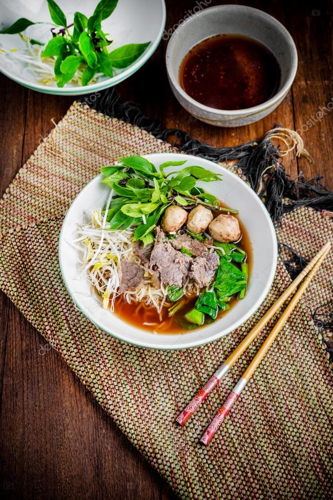 Soupe Asiatique Avec Boulettes De Viande