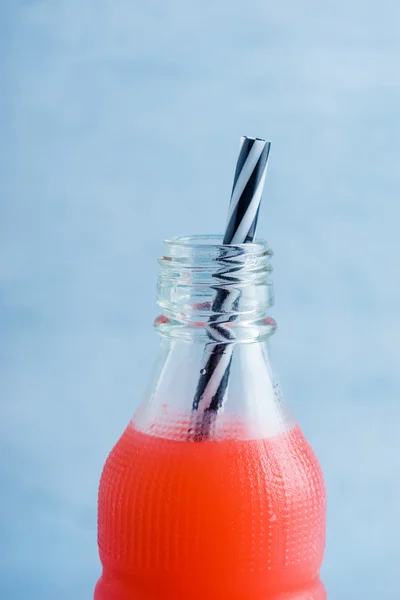 Bebida de verão com suco de frutas em garrafa — Fotografia de Stock