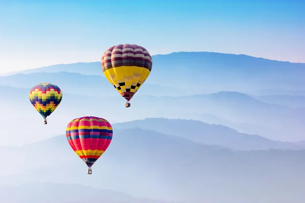 Dağların üzerinde uçan renkli sıcak hava balonları — Stok fotoğraf