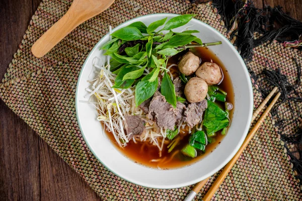 Asijské nudlová polévka s hovězí karbanátek s čerstvou zeleninou na woo — Stock fotografie