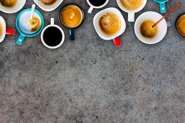 Многие чашки кофе на темном фоне — стоковое фото