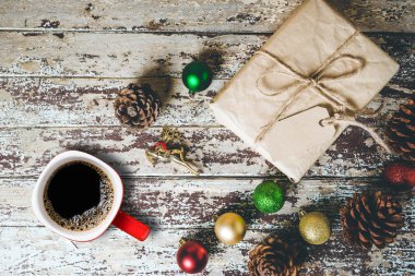 Noel hediye kutuları ve ahşap masa kahve Kupası. Üstten Görünüm.