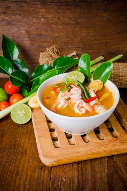 Tom yam kong veya Tom yum çorbası. Tayland gıda.