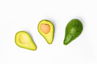 Beyaz arka plan üzerinde izole yeşil taze bütün avokado